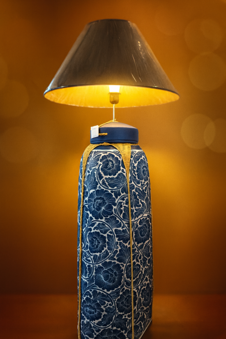 Lampadaire en bois fleuri