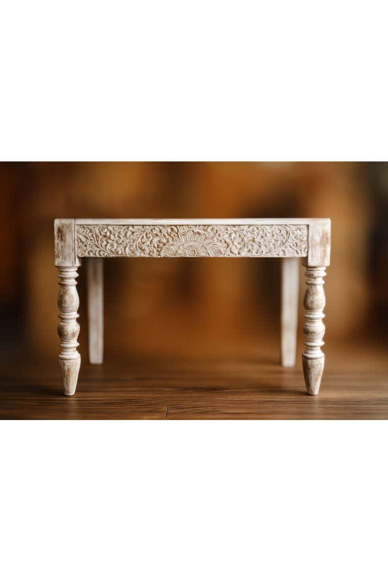 Console sculptée blanchie à la chaux