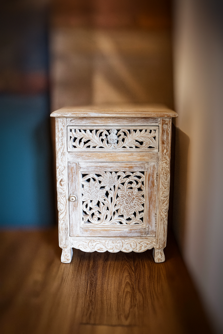 Armoire blanchie à la chaux avec motif de fleur de lotus